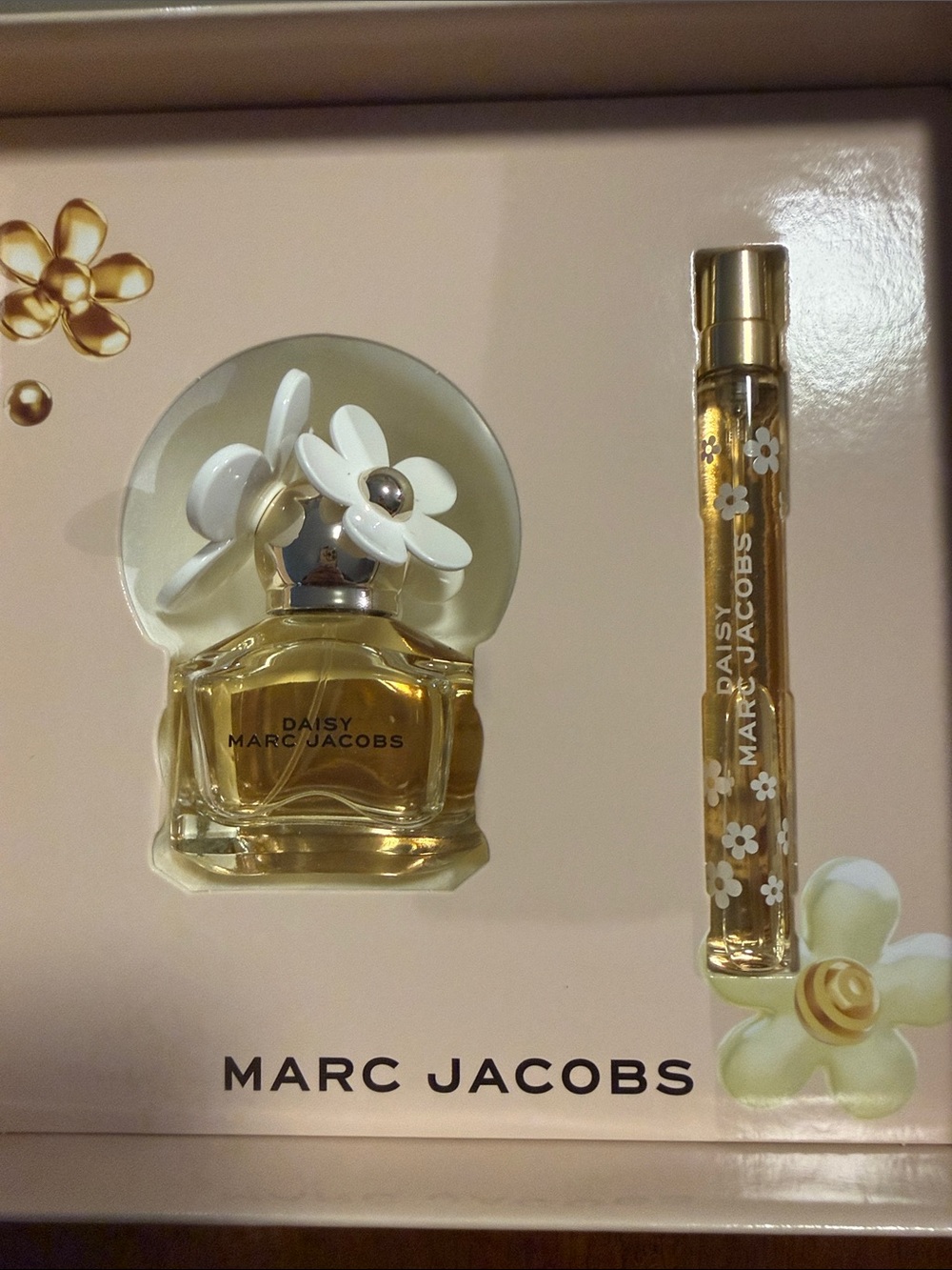 Marc Jacobs Daisy Gift Set - Gold & Pink Accents - Picture 2 of 5